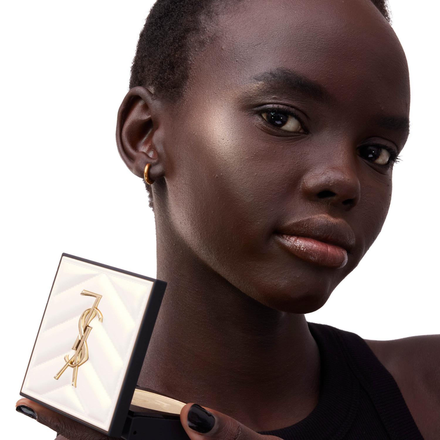 Melhor iluminador para pele negra com tons dourados e prateados ALL HOURS HYPER LUMINIZE de YSL Beauty