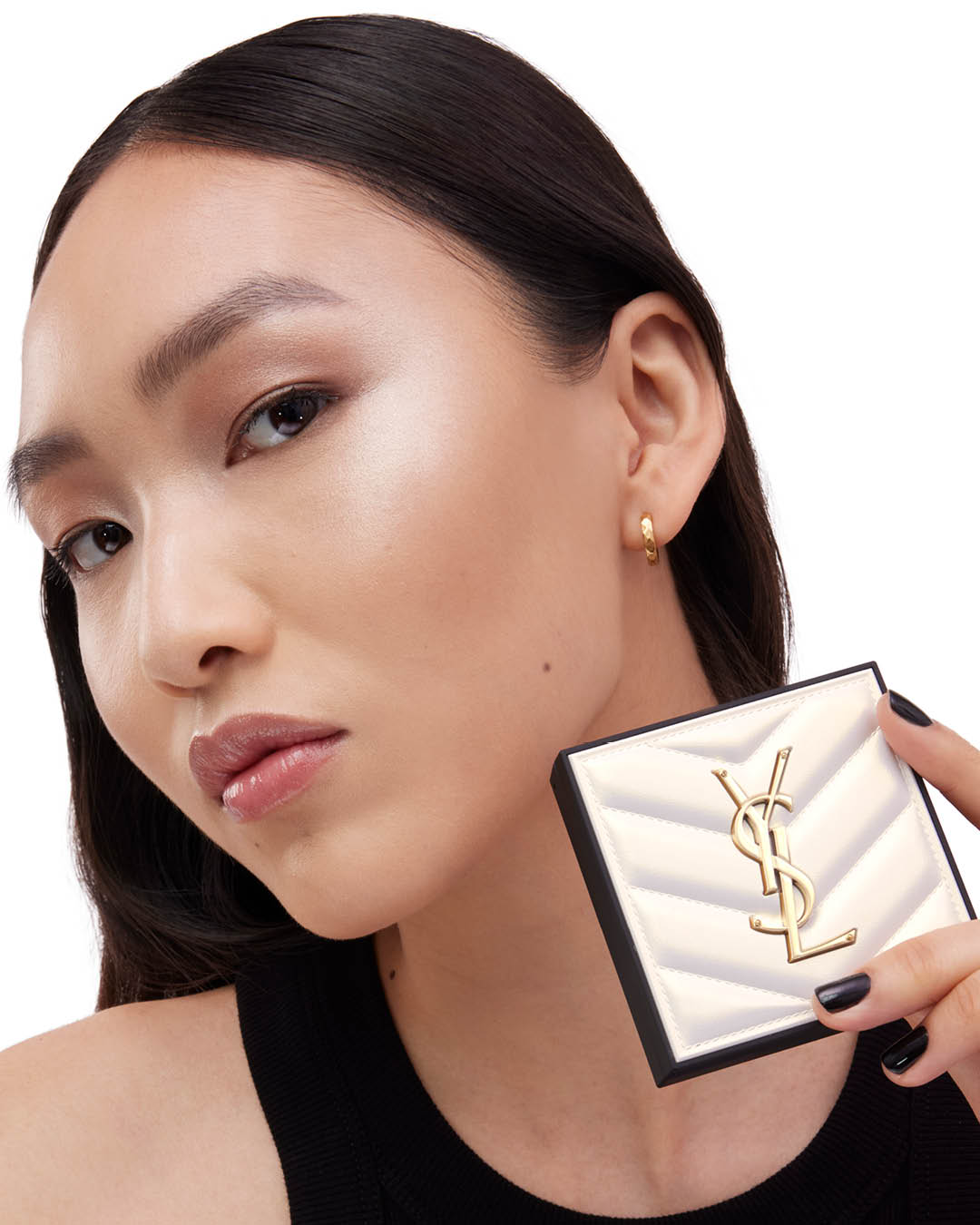 Iluminador para o rosto em pó com tons dourados ALL HOURS HYPER LUMINIZE de YSL Beauty