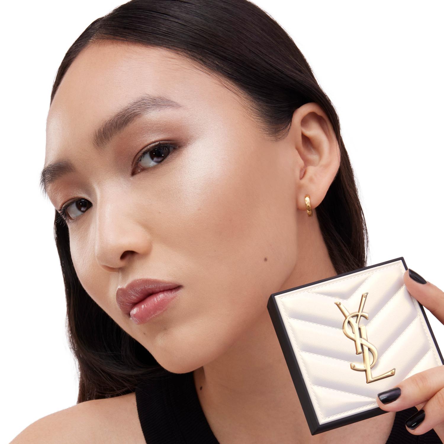 Iluminador para o rosto em pó com tons dourados ALL HOURS HYPER LUMINIZE de YSL Beauty